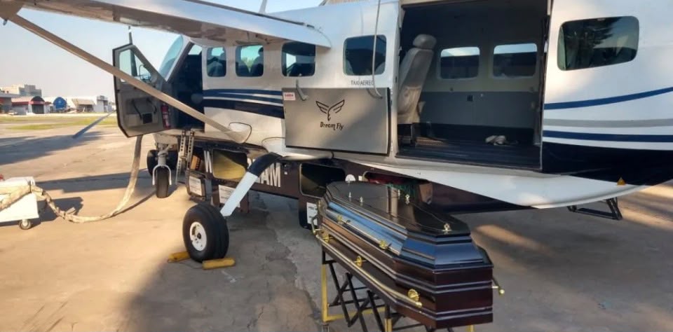Aeronave em aeroporto como referência de traslado funerário aéreo